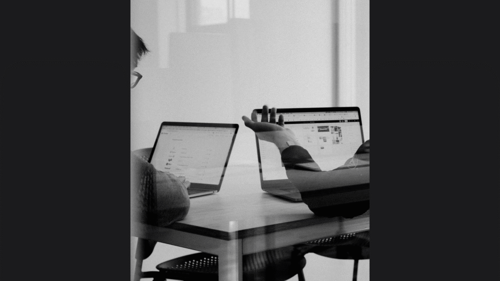 To personer arbejder på bærbare computere, employer branding og medarbejdertrivsel.